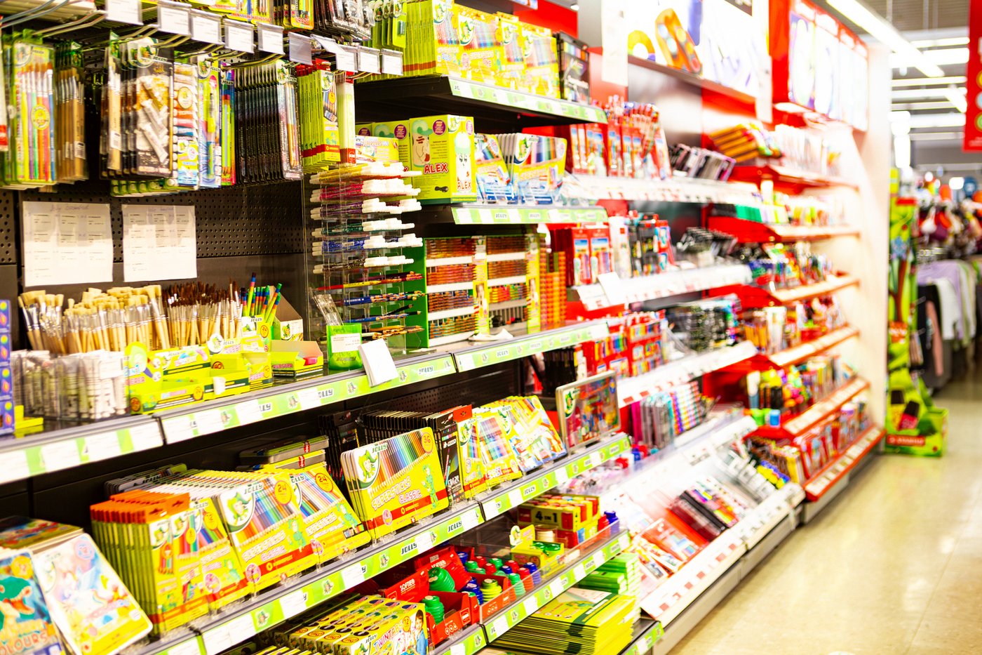 Stifte, Pinsel und Papier bei Macro